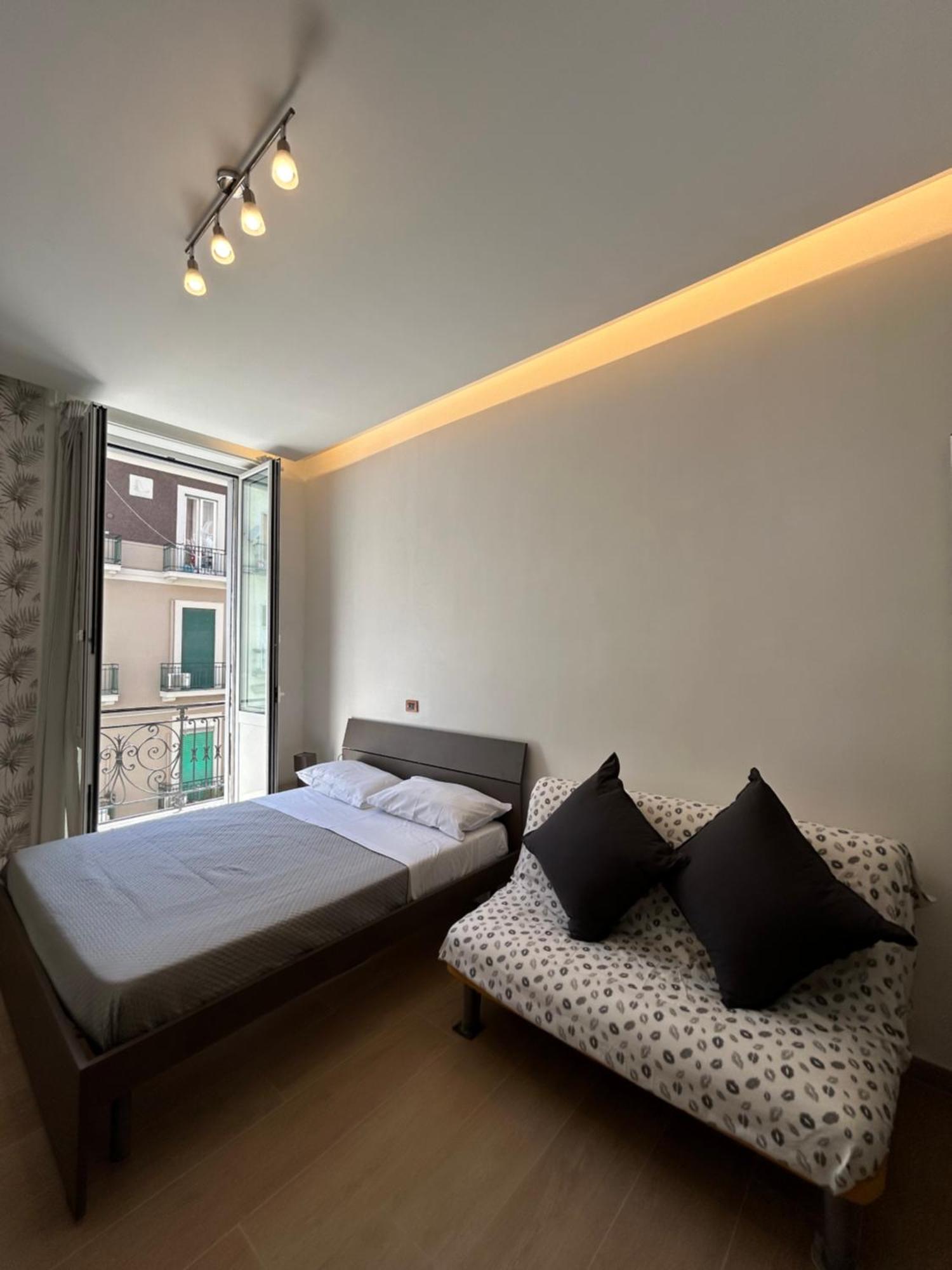 Binario 14 Piazza Garibaldi Bed and Breakfast Napels Buitenkant foto