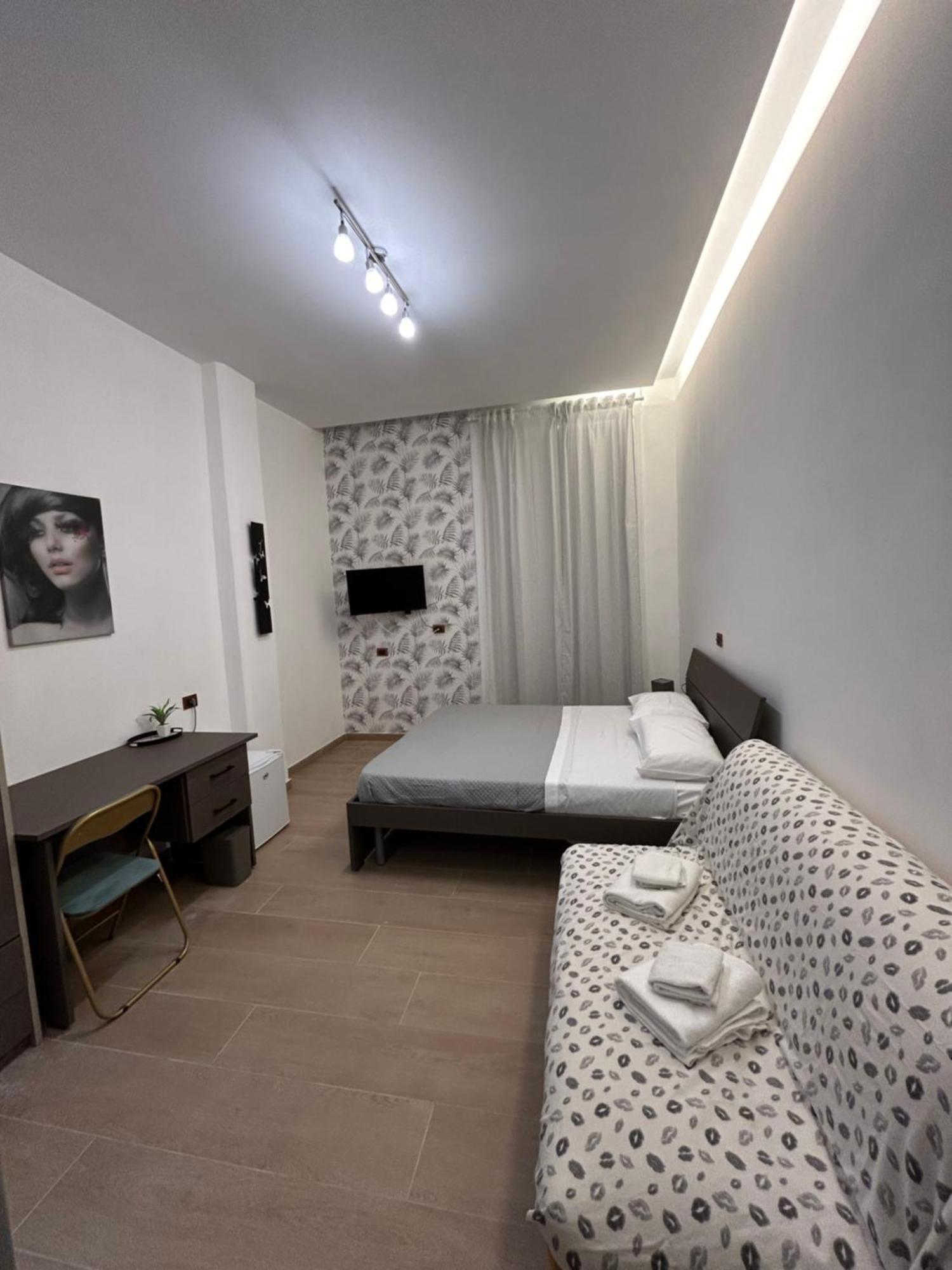 Binario 14 Piazza Garibaldi Bed and Breakfast Napels Buitenkant foto